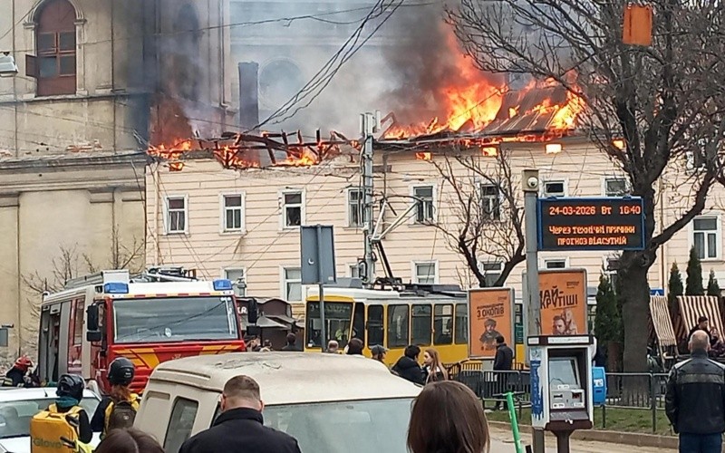 Rusia atacó Leópolis en un bombardeo en el que resultaron heridas al menos 13 personas.