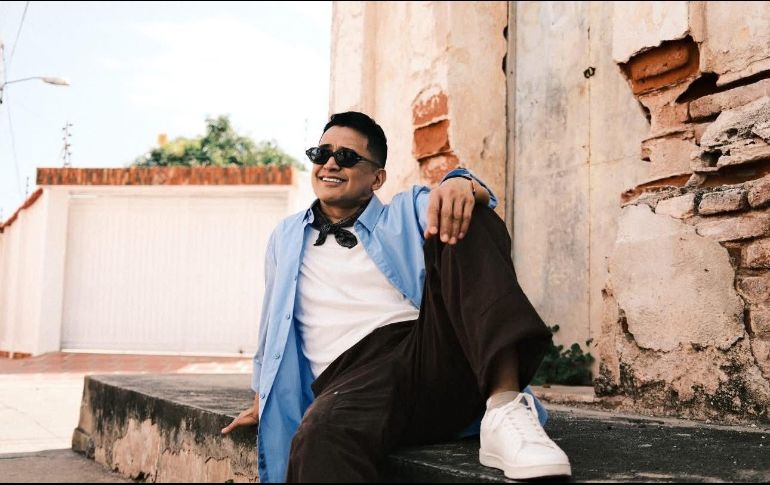 El concierto reunirá temas que han acompañado la trayectoria del intérprete dentro del vallenato y estará acompañado por una producción escénica que incorpora iluminación programada, pantallas LED y un diseño visual enfocado en el formato en vivo. CORTESÍA