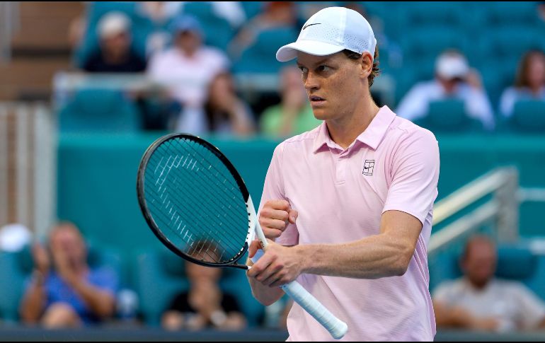 Jannik Sinner se metió a los mejores ocho de un Masters por vigésima vez tras dejar en el camino a un agresivo Alex Michelsen con parciales de 6-5 y 7-6(4). EFE/ A. Boal.