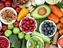 Leer etiquetas, revisar ingredientes y optar por alimentos frescos y poco procesados puede marcar una diferencia importante en la calidad de la dieta.  CANVA