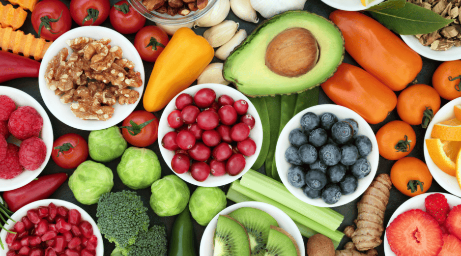 Leer etiquetas, revisar ingredientes y optar por alimentos frescos y poco procesados puede marcar una diferencia importante en la calidad de la dieta.  CANVA