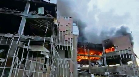 Instalaciones militares en Teherán arden tras un bombardeo del Ejército hebreo. AFP