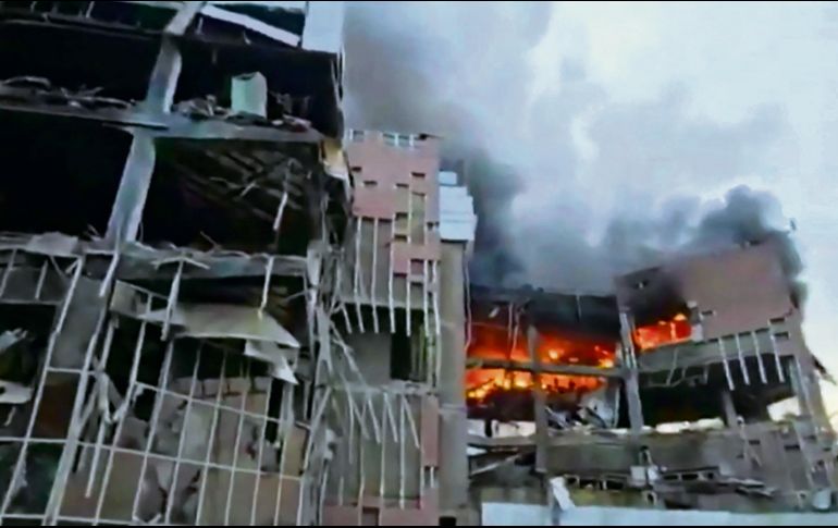 Instalaciones militares en Teherán arden tras un bombardeo del Ejército hebreo. AFP