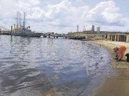 Personal realiza labores de limpieza en la playa para retirar residuos de petróleo tras el derrame en el Golfo de México. EL UNIVERSAL