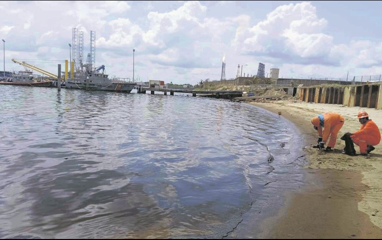 Personal realiza labores de limpieza en la playa para retirar residuos de petróleo tras el derrame en el Golfo de México. EL UNIVERSAL