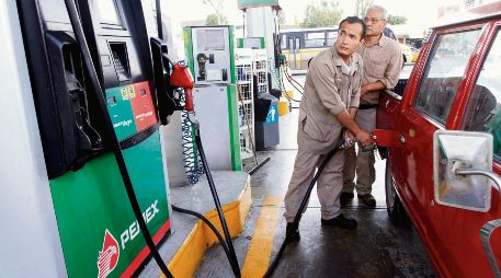 Un operador abastece diésel en una estación, en medio de señalamientos por incrementos en su precio. EL INFORMADOR/ Archivo