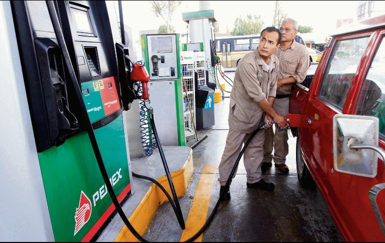 Un operador abastece diésel en una estación, en medio de señalamientos por incrementos en su precio. EL INFORMADOR/ Archivo