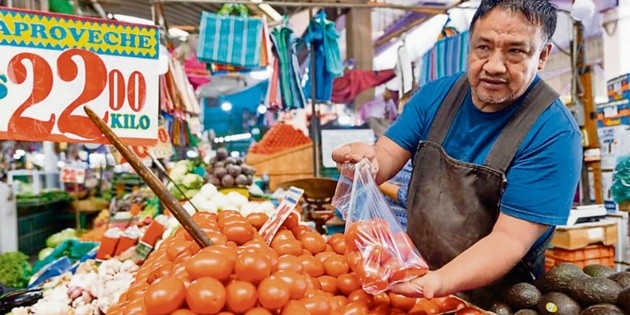 Alimentos: Inflaci&oacute;n se dispara; jitomate y pollo, los que m&aacute;s subieron