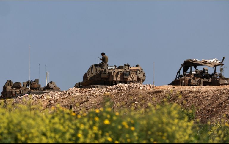 Soldados israelíes con sus tanques cerca de la frontera entre Israel y Líbano, país que también está bajo ataque. EFE/A. Safadi