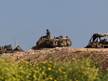 Soldados israelíes con sus tanques cerca de la frontera entre Israel y Líbano, país que también está bajo ataque. EFE/A. Safadi