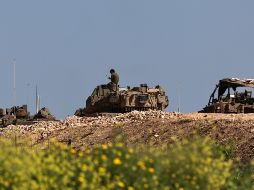 Soldados israelíes con sus tanques cerca de la frontera entre Israel y Líbano, país que también está bajo ataque. EFE/A. Safadi