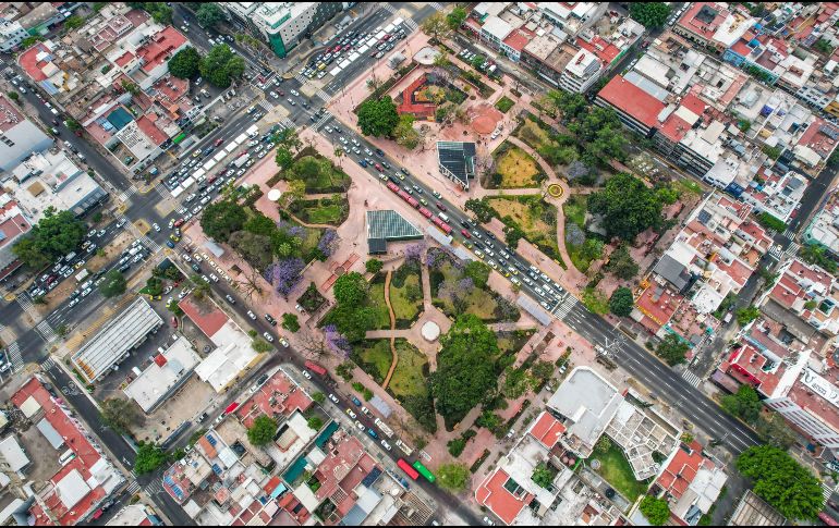 Entre los trabajos más relevantes destacan la renovación de bancas, luminarias, suelos, áreas recreativas y los mosaicos de la estación del Tren Ligero, además de mejoras en las vialidades cercanas. EL INFORMADOR/ A. Navarro