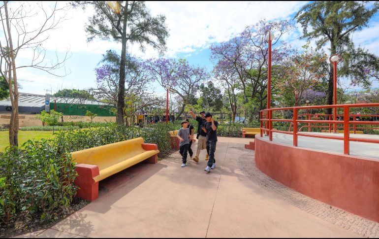 Entre los trabajos más relevantes destacan la renovación de bancas, luminarias, suelos, áreas recreativas y los mosaicos de la estación del Tren Ligero, además de mejoras en las vialidades cercanas. EL INFORMADOR/ A. Navarro