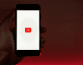 Un jurado de Los Ángeles declaró culpables a Meta y YouTube de perjudicar la salud mental de menores. ESPECIAL/Canva