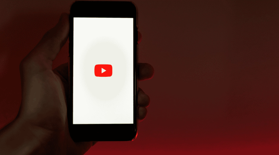 Un jurado de Los Ángeles declaró culpables a Meta y YouTube de perjudicar la salud mental de menores. ESPECIAL/Canva