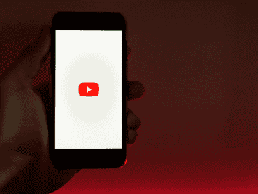 Un jurado de Los Ángeles declaró culpables a Meta y YouTube de perjudicar la salud mental de menores. ESPECIAL/Canva