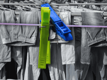 los jeans no necesitan lavarse con cada puesta, puedes usar la prenda varias veces antes de lavarla, especialmente si no se ensució. ESPECIAL / CANVA