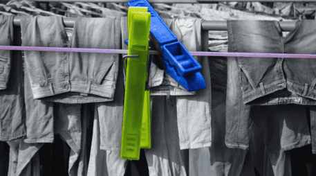 los jeans no necesitan lavarse con cada puesta, puedes usar la prenda varias veces antes de lavarla, especialmente si no se ensució. ESPECIAL / CANVA