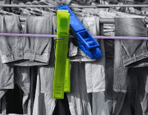 los jeans no necesitan lavarse con cada puesta, puedes usar la prenda varias veces antes de lavarla, especialmente si no se ensució. ESPECIAL / CANVA