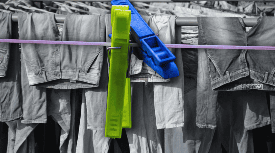 los jeans no necesitan lavarse con cada puesta, puedes usar la prenda varias veces antes de lavarla, especialmente si no se ensució. ESPECIAL / CANVA