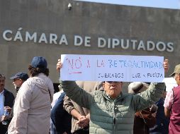 Protesta de jubilados de la extinta Luz y Fuerza del Centro y la actual Comisión Federal de Electricidad afuera de la Cámara de Diputados para exigir el respeto a su pensión. SUN/G. Pano