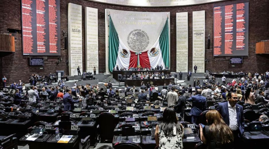 Después de seis horas y media, sin que ninguna reserva fuera aceptada por Morena, se emitieron 363 votos a favor y 64 en contra y 25 abstenciones.