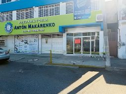 A la entrada de la preparatoria Antón Makárenko, de Lázaro Cárdenas, Michoacán, fueron colocadas veladoras y ofrendas en memoria de las maestras que murieron el martes a manos de un estudiante de 15 años. ESPECIAL