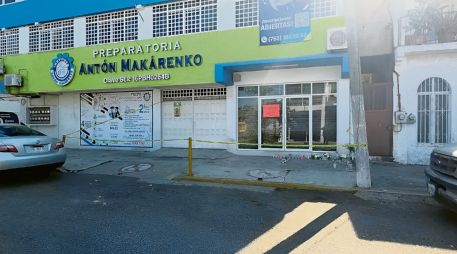 A la entrada de la preparatoria Antón Makárenko, de Lázaro Cárdenas, Michoacán, fueron colocadas veladoras y ofrendas en memoria de las maestras que murieron el martes a manos de un estudiante de 15 años. ESPECIAL