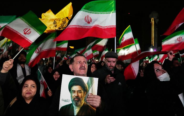 Iraníes ondean banderas durante un acto en apoyo a su gobierno en una plaza en el oeste de Teherán. AP/V. Salemi