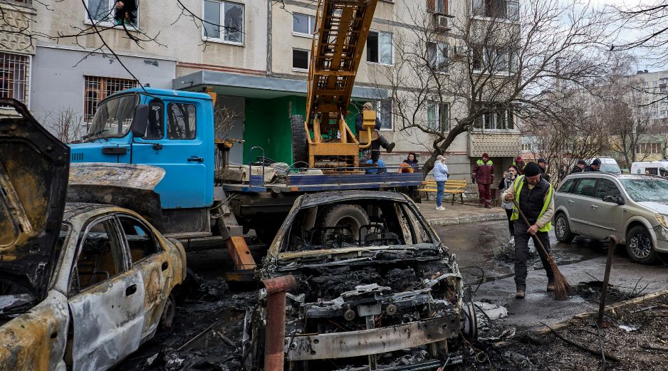El lugar donde se produjo un ataque con drones rusos cerca de un edificio residencial en Járkov, al noreste de Ucrania, el 25 de marzo de 2026, en medio de la invasión rusa. EFE/ S. KOZLOV