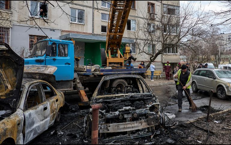El lugar donde se produjo un ataque con drones rusos cerca de un edificio residencial en Járkov, al noreste de Ucrania, el 25 de marzo de 2026, en medio de la invasión rusa. EFE/ S. KOZLOV