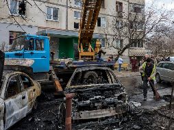 El lugar donde se produjo un ataque con drones rusos cerca de un edificio residencial en Járkov, al noreste de Ucrania, el 25 de marzo de 2026, en medio de la invasión rusa. EFE/ S. KOZLOV