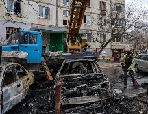 El lugar donde se produjo un ataque con drones rusos cerca de un edificio residencial en Járkov, al noreste de Ucrania, el 25 de marzo de 2026, en medio de la invasión rusa. EFE/ S. KOZLOV