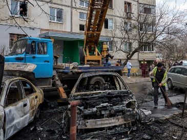 El lugar donde se produjo un ataque con drones rusos cerca de un edificio residencial en Járkov, al noreste de Ucrania, el 25 de marzo de 2026, en medio de la invasión rusa. EFE/ S. KOZLOV