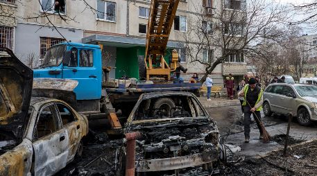 El lugar donde se produjo un ataque con drones rusos cerca de un edificio residencial en Járkov, al noreste de Ucrania, el 25 de marzo de 2026, en medio de la invasión rusa. EFE/ S. KOZLOV