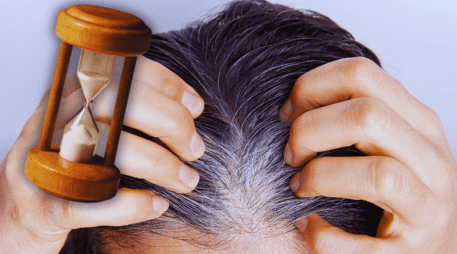 La mayoría de los especialistas aseguran que a partir de los 30 años no debería ser extraño observar las primeras canas, aunque este tiempo puede anticiparse frente a otros factores, como el genético. ESPECIAL / CANVA