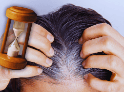 La mayoría de los especialistas aseguran que a partir de los 30 años no debería ser extraño observar las primeras canas, aunque este tiempo puede anticiparse frente a otros factores, como el genético. ESPECIAL / CANVA