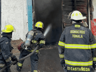 Como medida de seguridad para facilitar las maniobras, la Policía Vial mantiene un corte total a la circulación sobre Patria Oriente. ESPECIAL/Coordinación de Seguridad y Emergencias Tonalá