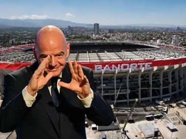 Gianni Infantino, presidente de la FIFA, y al fondo una imagen del remodelado Estadio Banorte (Azteca). ESPECIAL, AFP / ARCHIVO y AFP / L. Cortés