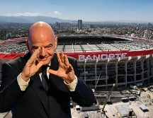Gianni Infantino, presidente de la FIFA, y al fondo una imagen del remodelado Estadio Banorte (Azteca). ESPECIAL, AFP / ARCHIVO y AFP / L. Cortés