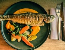 El pescado aporta proteínas de alto valor biológico y de fácil digestión. UNSPLASH / J. RESKP