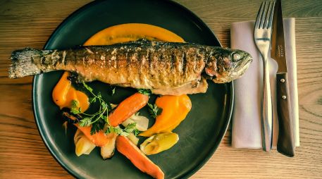 El pescado aporta proteínas de alto valor biológico y de fácil digestión. UNSPLASH / J. RESKP