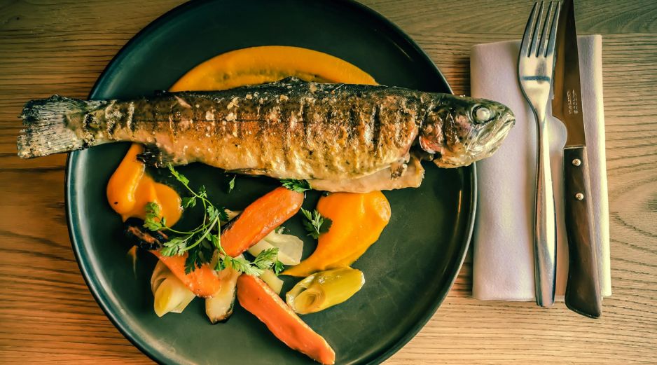 El pescado aporta proteínas de alto valor biológico y de fácil digestión. UNSPLASH / J. RESKP