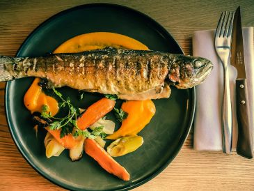 El pescado aporta proteínas de alto valor biológico y de fácil digestión. UNSPLASH / J. RESKP