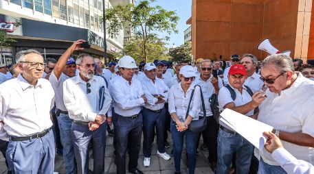 Los pensionados de la CFE siguieron su protesta hacia Palacio de Gobierno, en el Centro de Guadalajara, con el fin de entregar peticiones para apoyar y evitar la reforma. EL INFORMADOR/A. Navarro