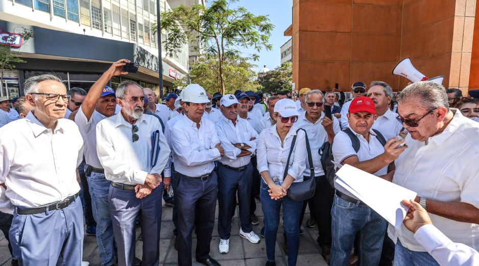 Los pensionados de la CFE siguieron su protesta hacia Palacio de Gobierno, en el Centro de Guadalajara, con el fin de entregar peticiones para apoyar y evitar la reforma. EL INFORMADOR/A. Navarro