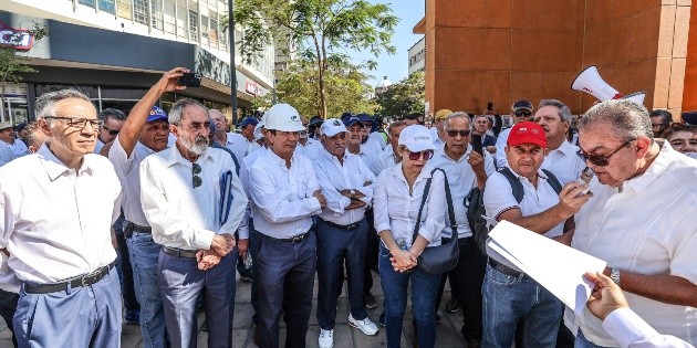 Jubilados de CFE protestan en Centro Hist&oacute;rico contra la Ley de Pensiones