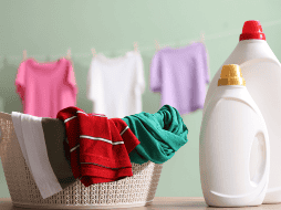 Los suavizantes están compuestos por una mezcla de sustancias químicas diseñadas para recubrir las fibras de la ropa. CANVA