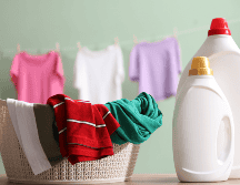 Los suavizantes están compuestos por una mezcla de sustancias químicas diseñadas para recubrir las fibras de la ropa. CANVA