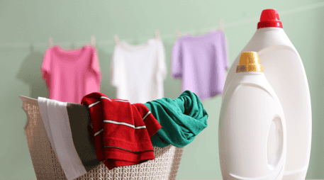 Los suavizantes están compuestos por una mezcla de sustancias químicas diseñadas para recubrir las fibras de la ropa. CANVA